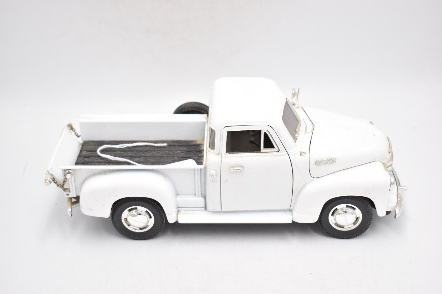 MIRA 1953 Chevrolet Pickup White 1/18 Scale Model Car