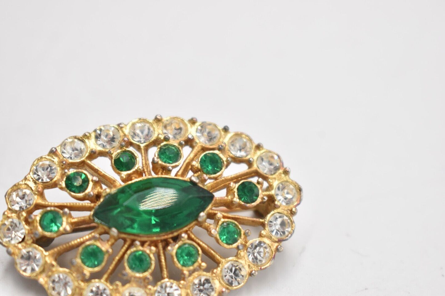 Vintage 1950s Emerald Green & Rhinestone Gold Tone Brooch